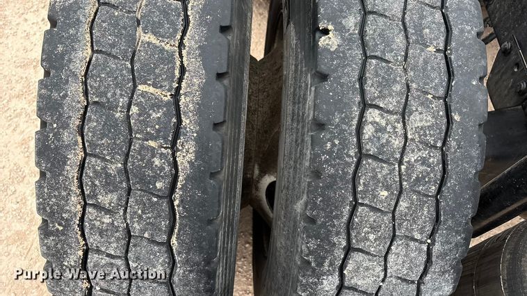 image for item EF6249 2013 Volvo VNL semi truck