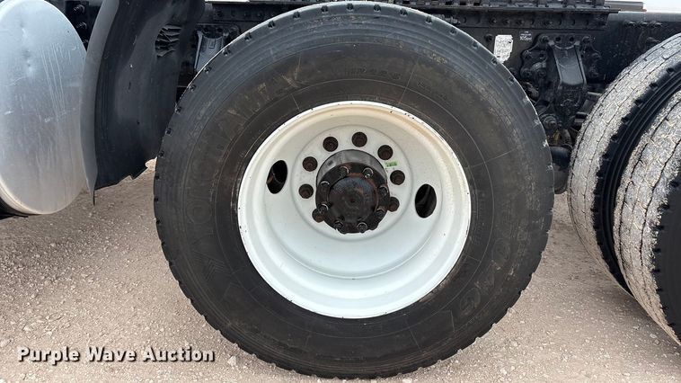 image for item EF6249 2013 Volvo VNL semi truck