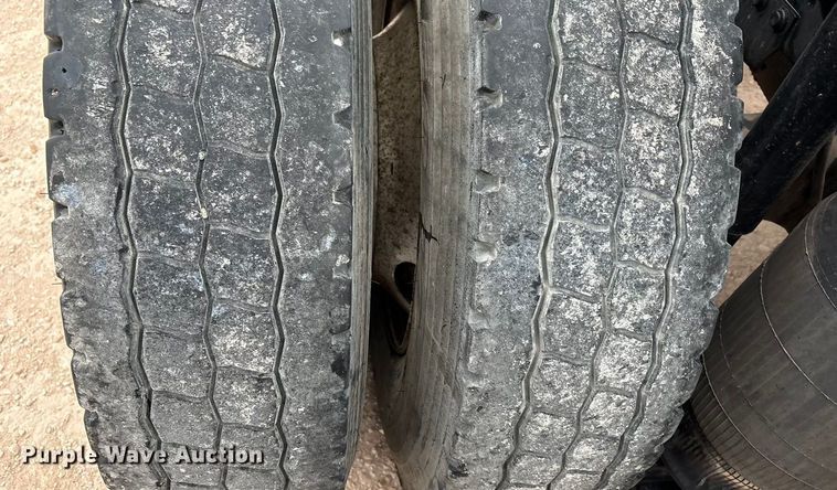 image for item EF6249 2013 Volvo VNL semi truck