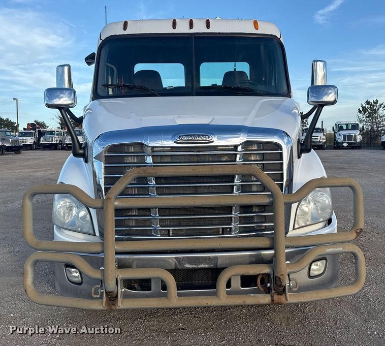 image for item EG1752 2012 Freightliner Cascadia 113 semi truck