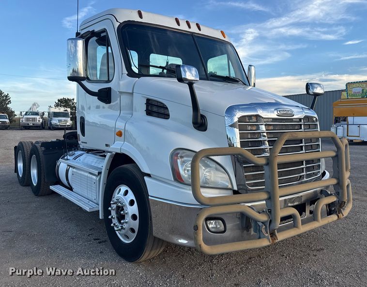 image for item EG1752 2012 Freightliner Cascadia 113 semi truck