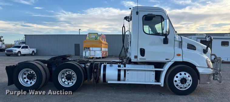 image for item EG1752 2012 Freightliner Cascadia 113 semi truck