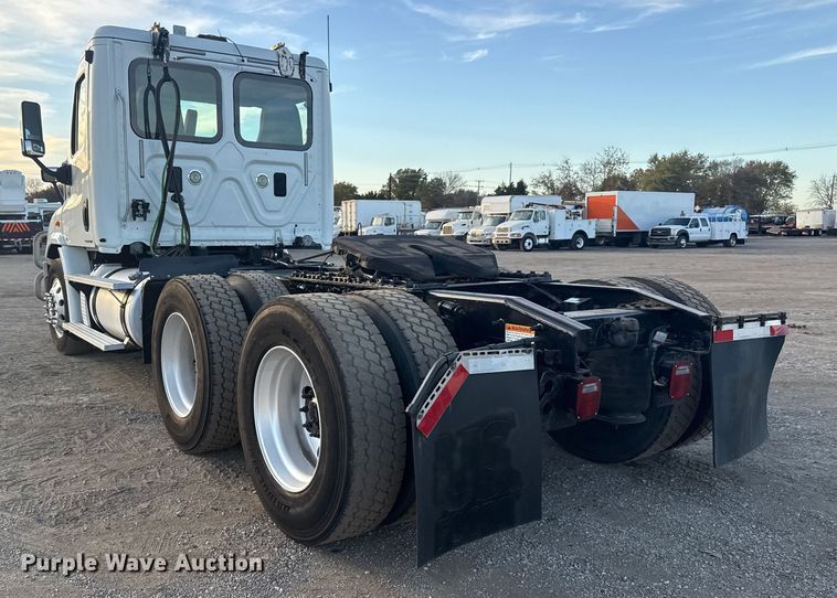 image for item EG1752 2012 Freightliner Cascadia 113 semi truck