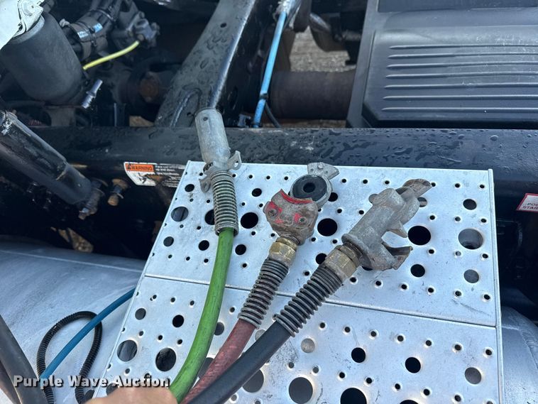 image for item EG1752 2012 Freightliner Cascadia 113 semi truck