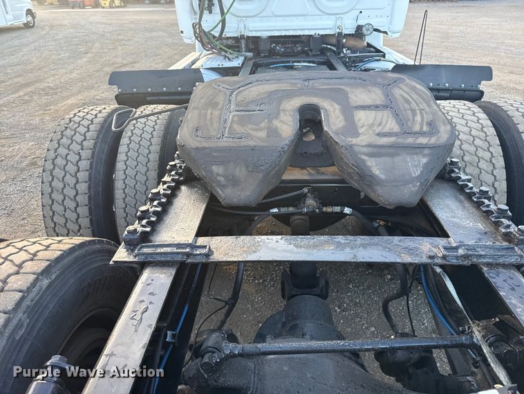 image for item EG1752 2012 Freightliner Cascadia 113 semi truck