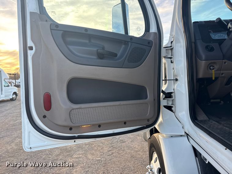 image for item EG1752 2012 Freightliner Cascadia 113 semi truck