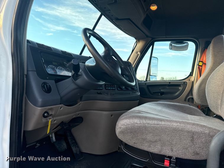 image for item EG1752 2012 Freightliner Cascadia 113 semi truck