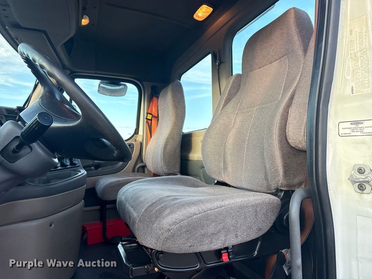 image for item EG1752 2012 Freightliner Cascadia 113 semi truck