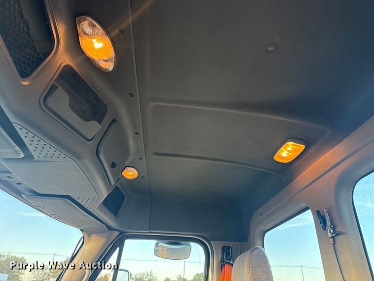 image for item EG1752 2012 Freightliner Cascadia 113 semi truck