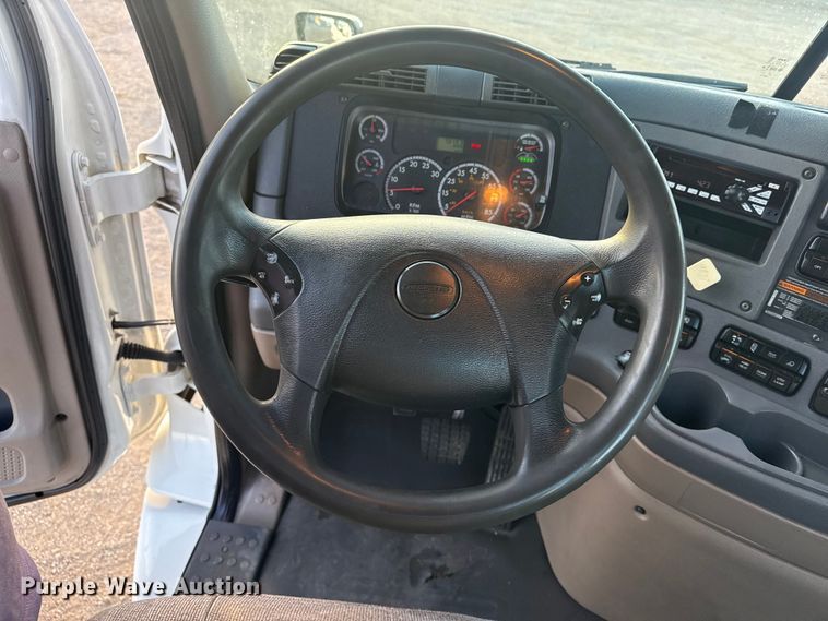 image for item EG1752 2012 Freightliner Cascadia 113 semi truck