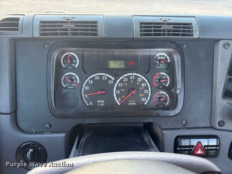 image for item EG1752 2012 Freightliner Cascadia 113 semi truck