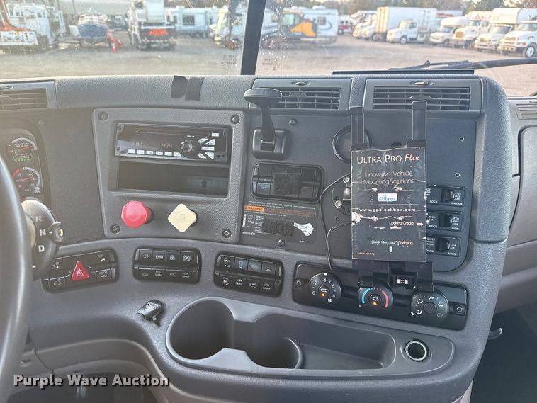 image for item EG1752 2012 Freightliner Cascadia 113 semi truck