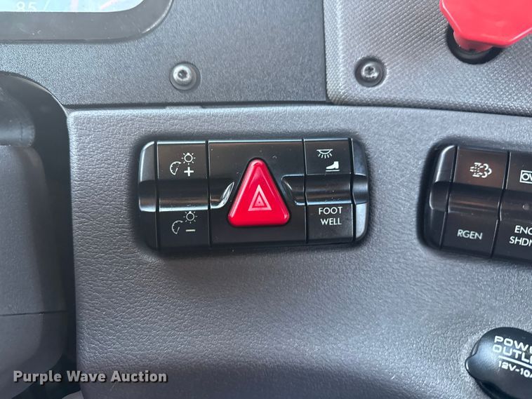 image for item EG1752 2012 Freightliner Cascadia 113 semi truck