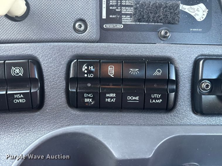 image for item EG1752 2012 Freightliner Cascadia 113 semi truck