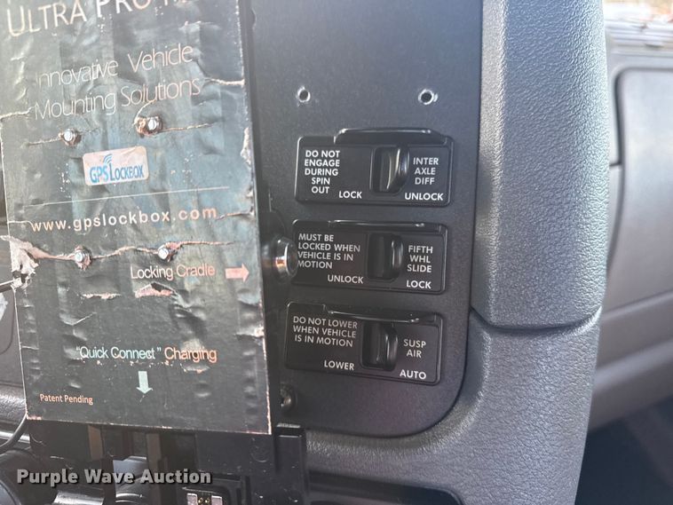 image for item EG1752 2012 Freightliner Cascadia 113 semi truck