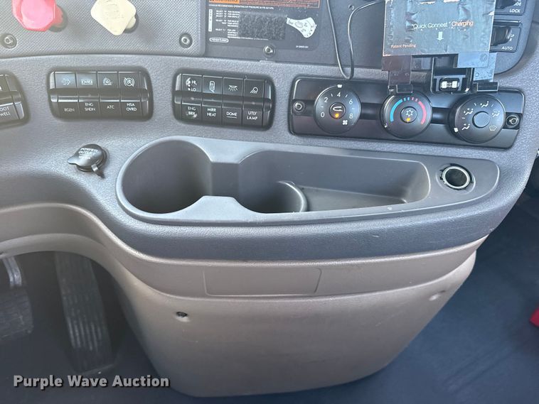 image for item EG1752 2012 Freightliner Cascadia 113 semi truck