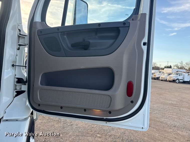 image for item EG1752 2012 Freightliner Cascadia 113 semi truck