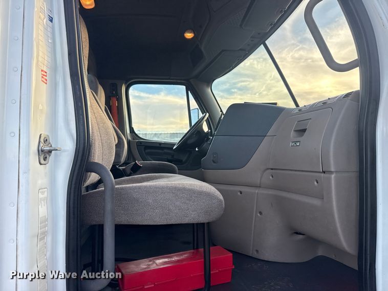 image for item EG1752 2012 Freightliner Cascadia 113 semi truck