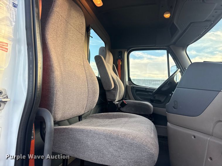 image for item EG1752 2012 Freightliner Cascadia 113 semi truck