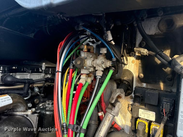 image for item EG1752 2012 Freightliner Cascadia 113 semi truck