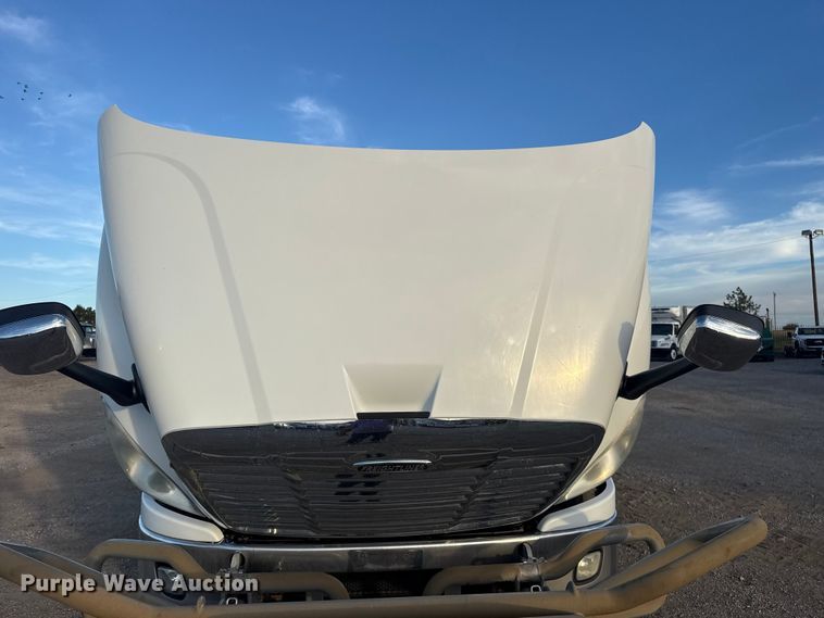 image for item EG1752 2012 Freightliner Cascadia 113 semi truck