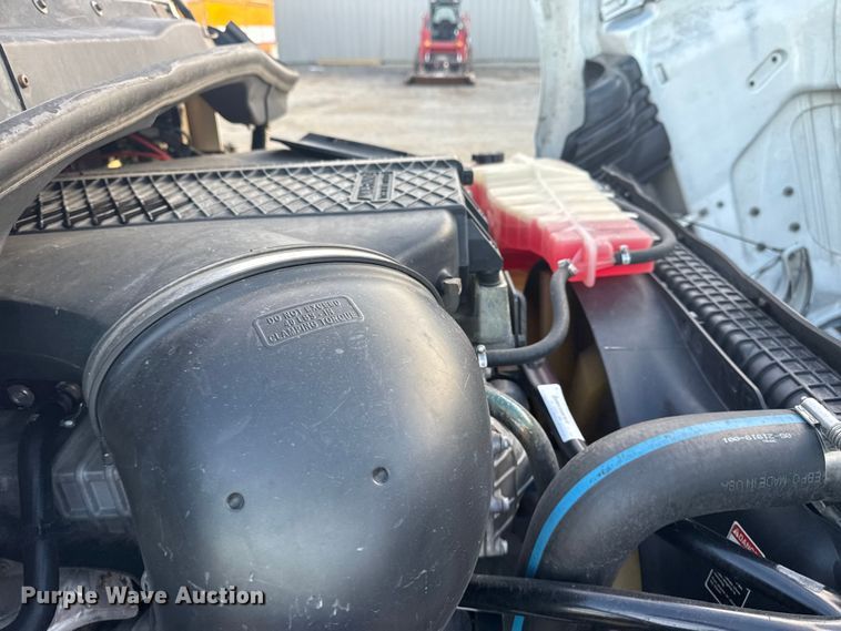 image for item EG1752 2012 Freightliner Cascadia 113 semi truck