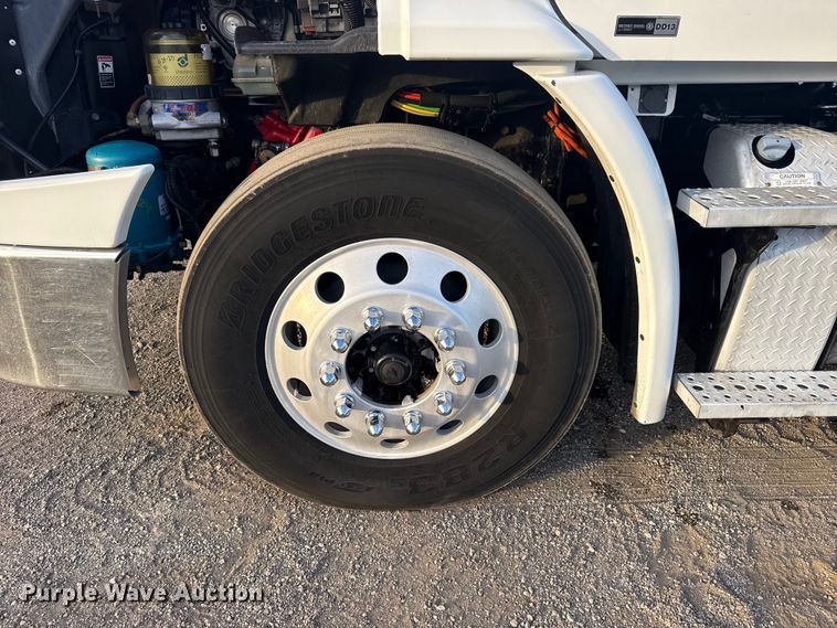 image for item EG1752 2012 Freightliner Cascadia 113 semi truck