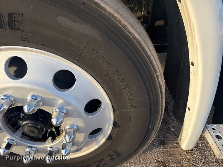 image for item EG1752 2012 Freightliner Cascadia 113 semi truck