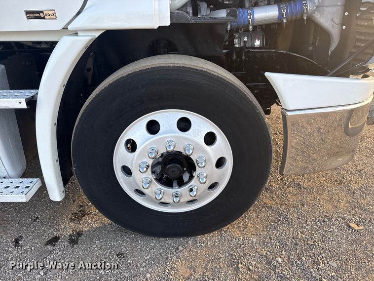 image for item EG1752 2012 Freightliner Cascadia 113 semi truck