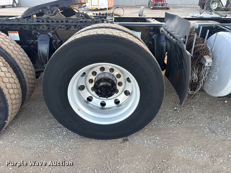 image for item EG1752 2012 Freightliner Cascadia 113 semi truck