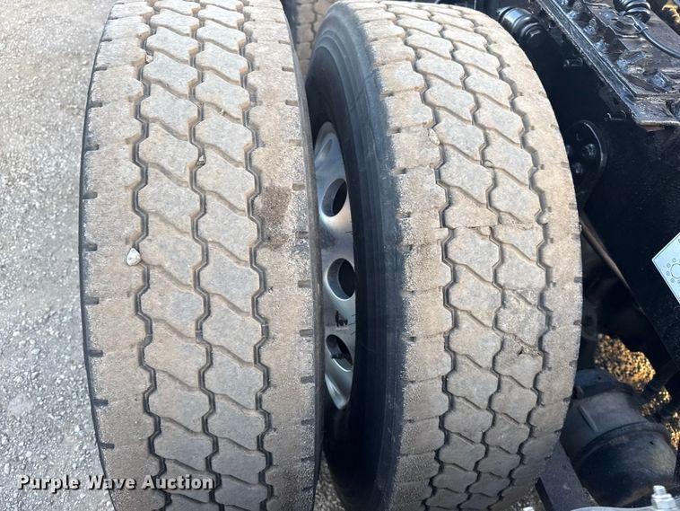 image for item EG1752 2012 Freightliner Cascadia 113 semi truck