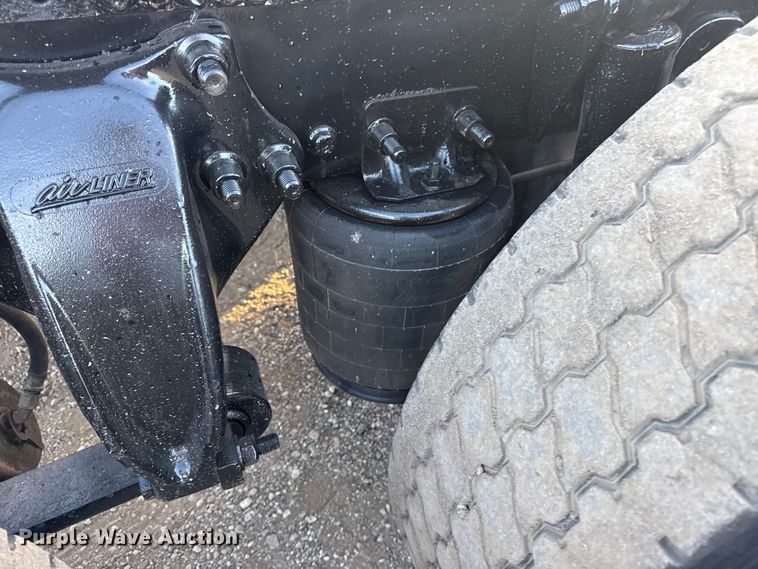 image for item EG1752 2012 Freightliner Cascadia 113 semi truck