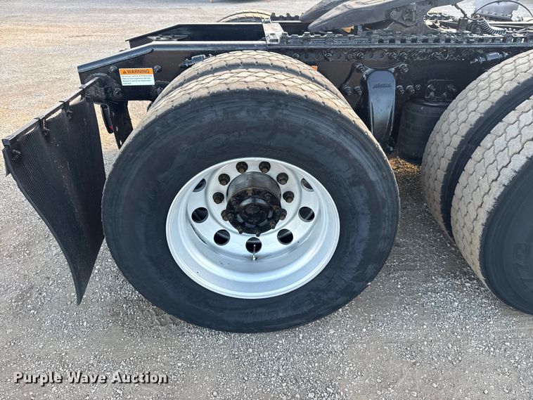 image for item EG1752 2012 Freightliner Cascadia 113 semi truck