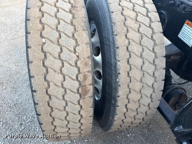 image for item EG1752 2012 Freightliner Cascadia 113 semi truck