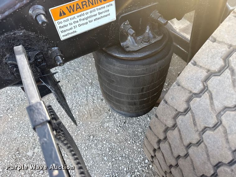 image for item EG1752 2012 Freightliner Cascadia 113 semi truck