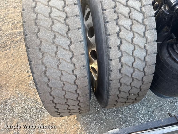 image for item EG1752 2012 Freightliner Cascadia 113 semi truck