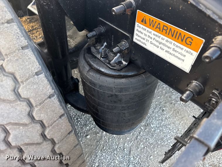 image for item EG1752 2012 Freightliner Cascadia 113 semi truck