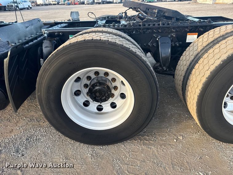 image for item EG1752 2012 Freightliner Cascadia 113 semi truck