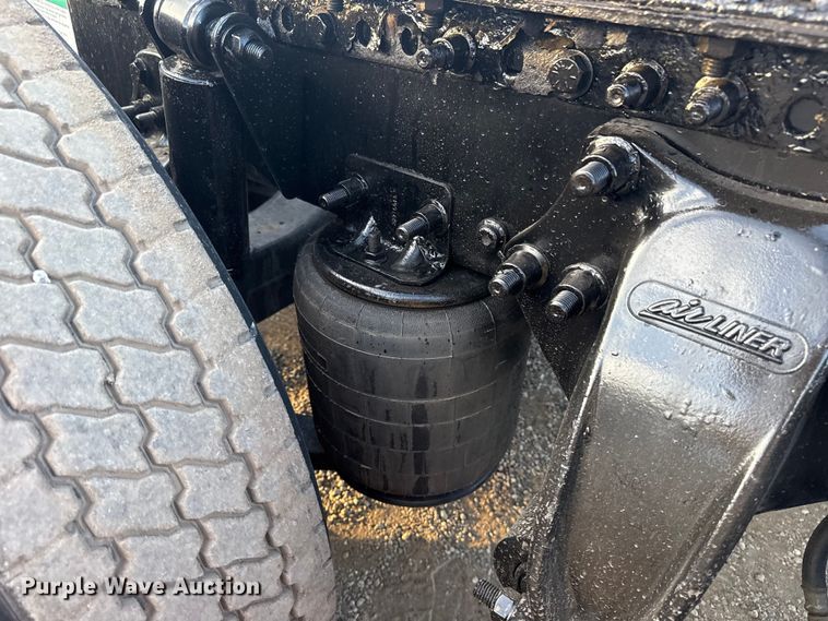 image for item EG1752 2012 Freightliner Cascadia 113 semi truck