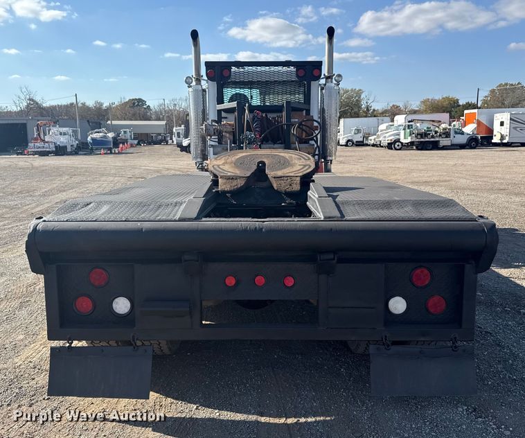 image for item EG1762 2005 Peterbilt 379 semi truck