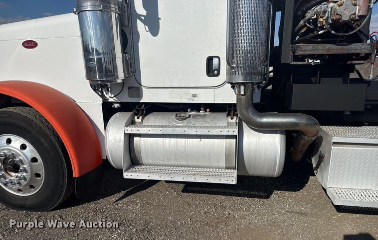 image for item EG1762 2005 Peterbilt 379 semi truck