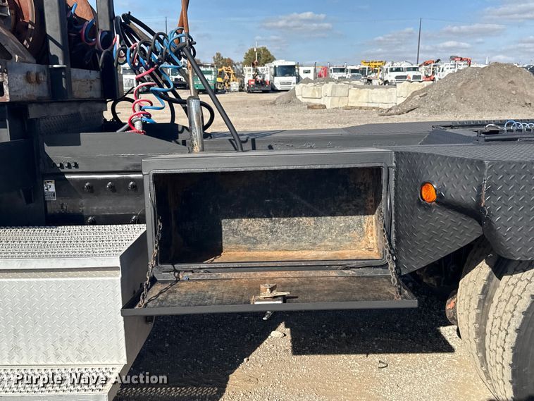 image for item EG1762 2005 Peterbilt 379 semi truck