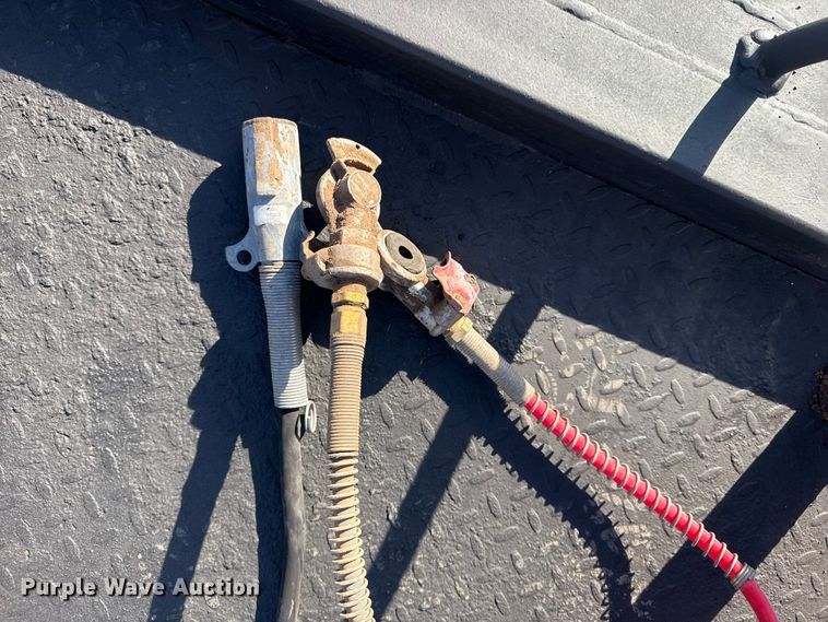 image for item EG1762 2005 Peterbilt 379 semi truck