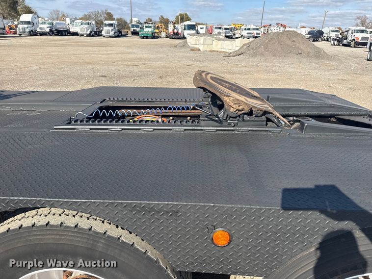 image for item EG1762 2005 Peterbilt 379 semi truck