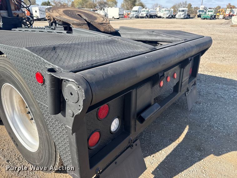 image for item EG1762 2005 Peterbilt 379 semi truck