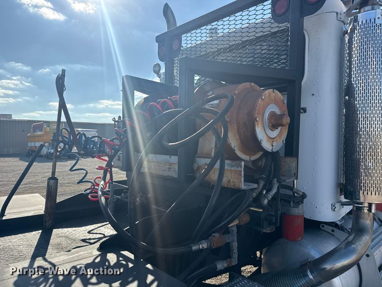 image for item EG1762 2005 Peterbilt 379 semi truck