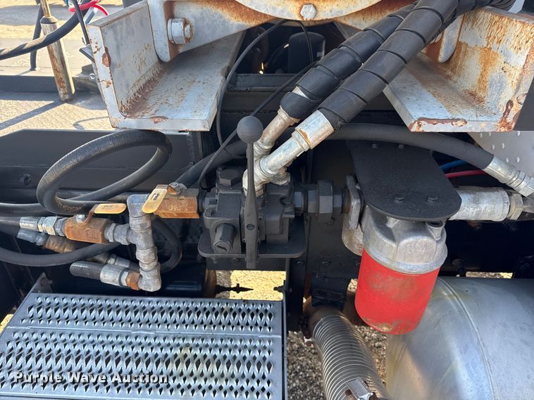 image for item EG1762 2005 Peterbilt 379 semi truck