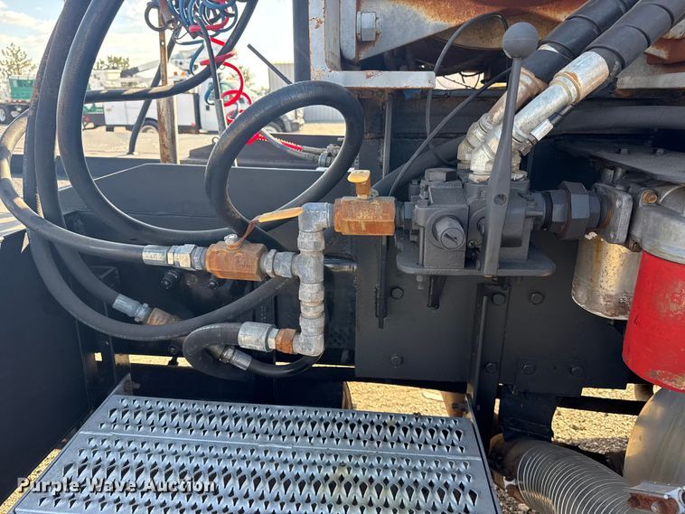 image for item EG1762 2005 Peterbilt 379 semi truck