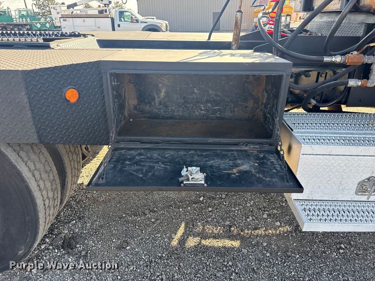 image for item EG1762 2005 Peterbilt 379 semi truck