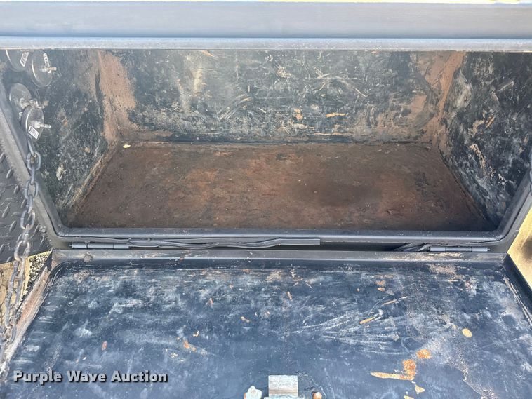 image for item EG1762 2005 Peterbilt 379 semi truck